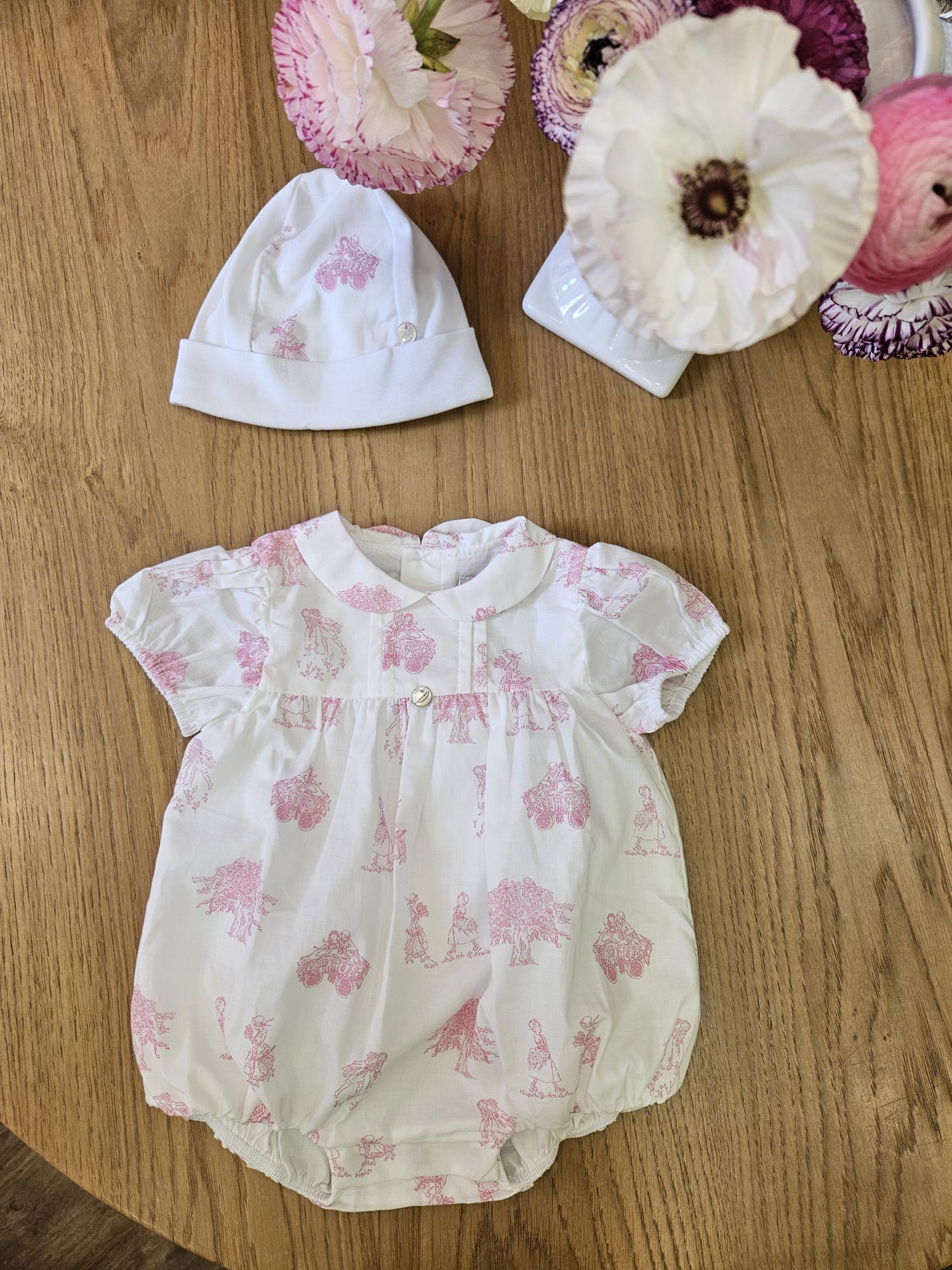 Pagliaccetto neonato con cappellino in cotone stampa provenzale