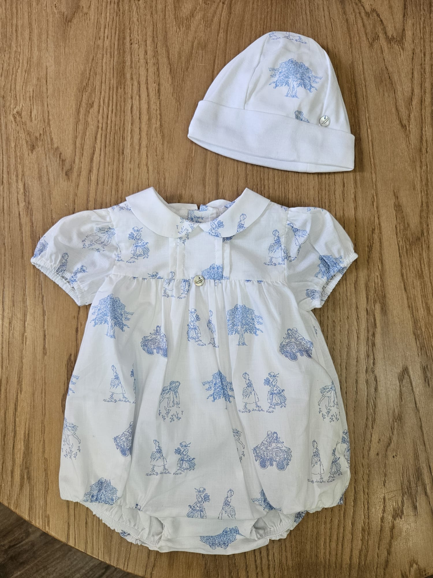 Pagliaccetto neonato con cappellino in cotone stampa provenzale