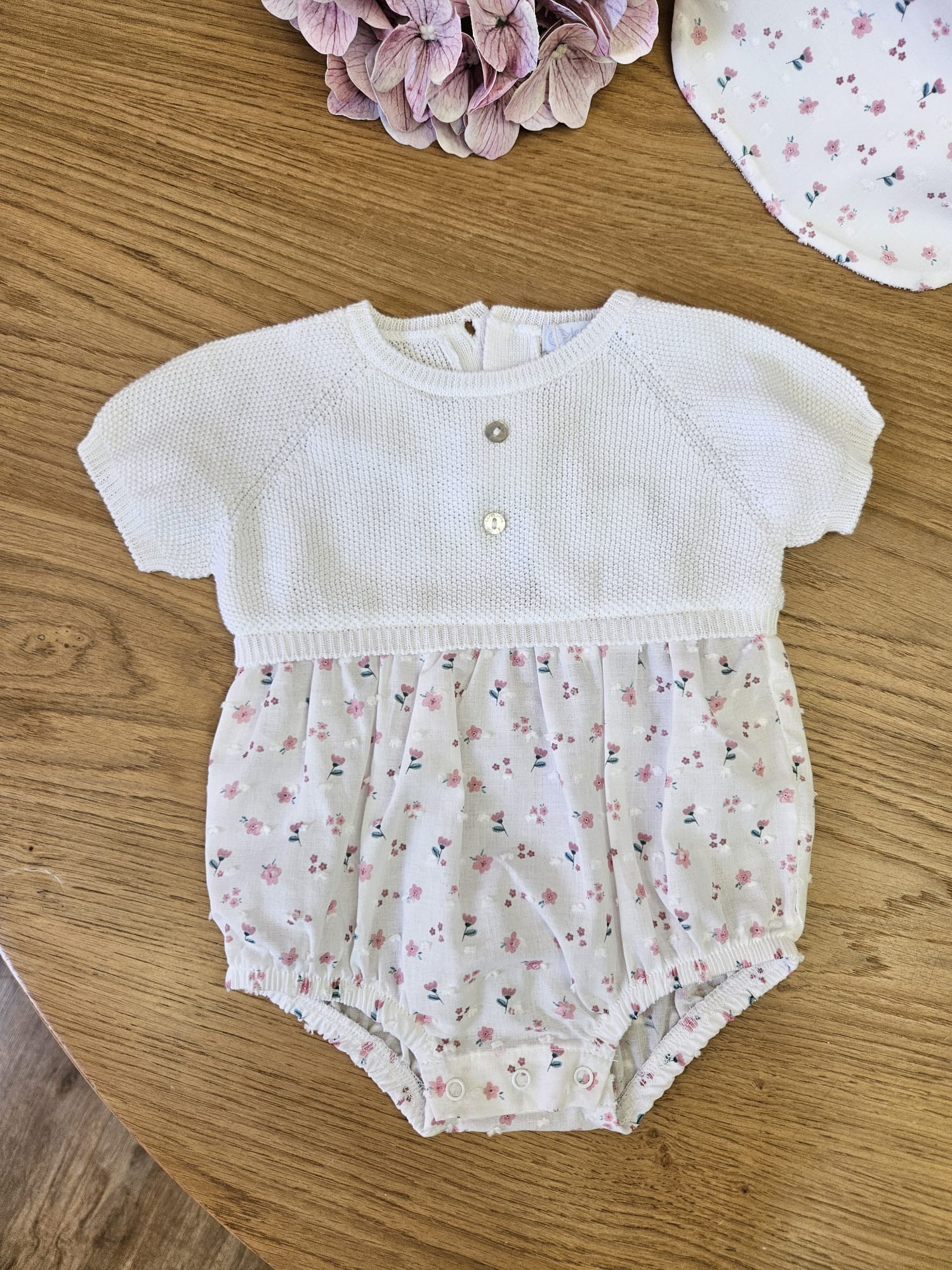 Pagliaccetto neonato in filo e tessuto stampa fiorellini