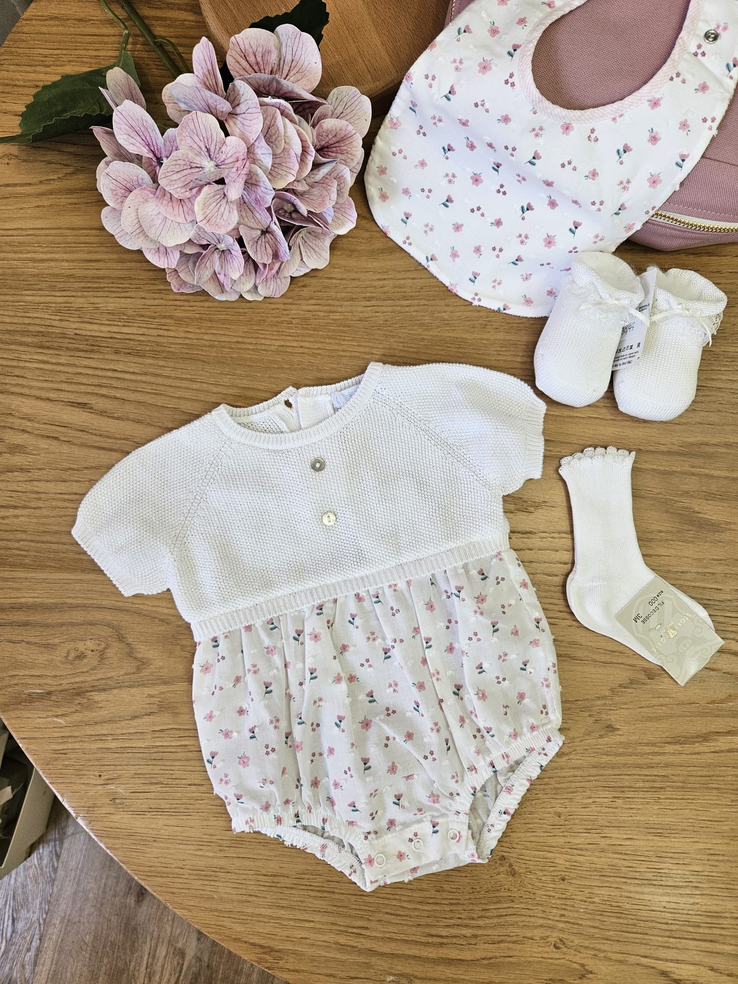 Pagliaccetto neonato in filo e tessuto stampa fiorellini