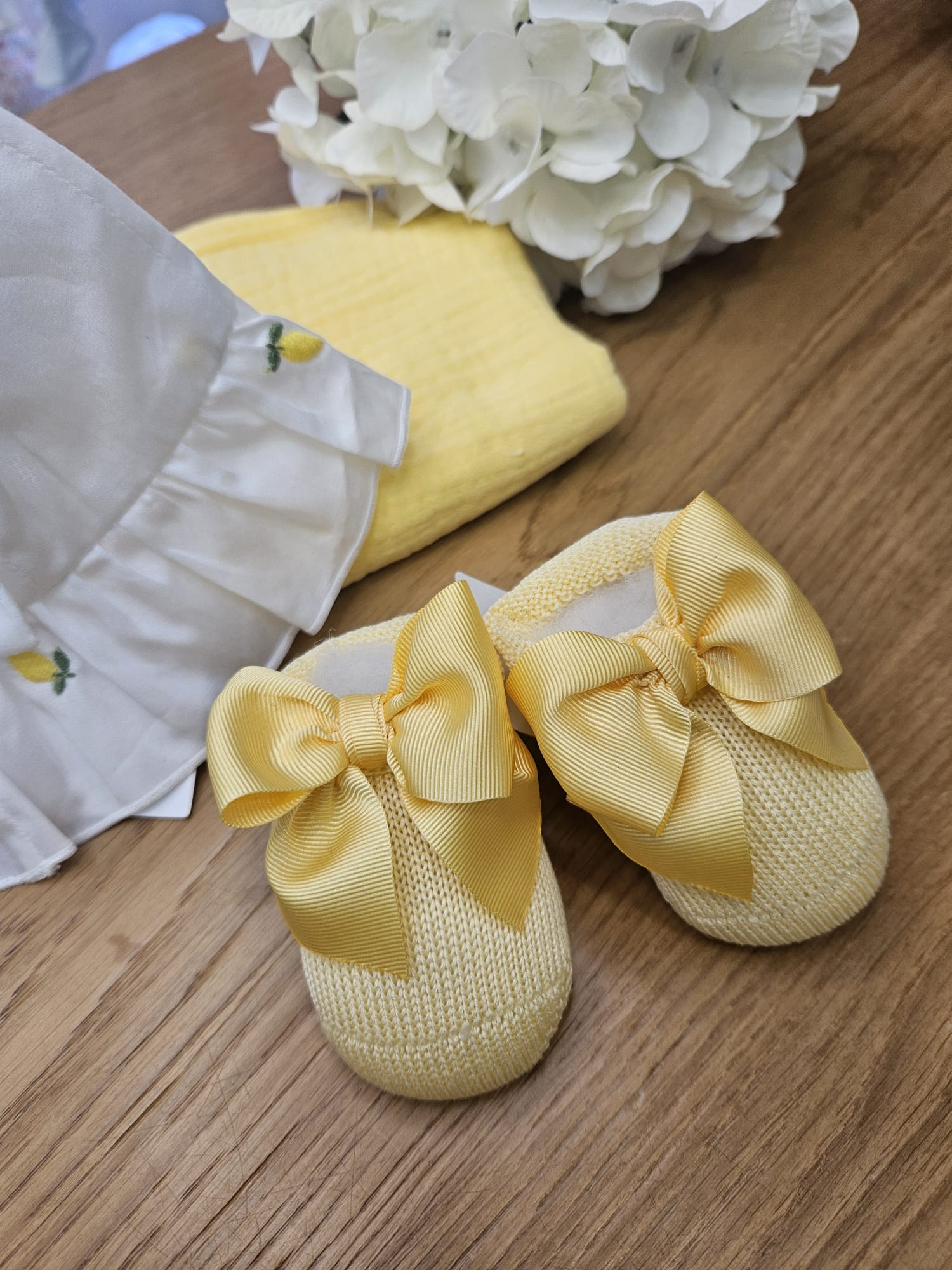 Scarpine neonato in filo di cotone giallo con fiocco