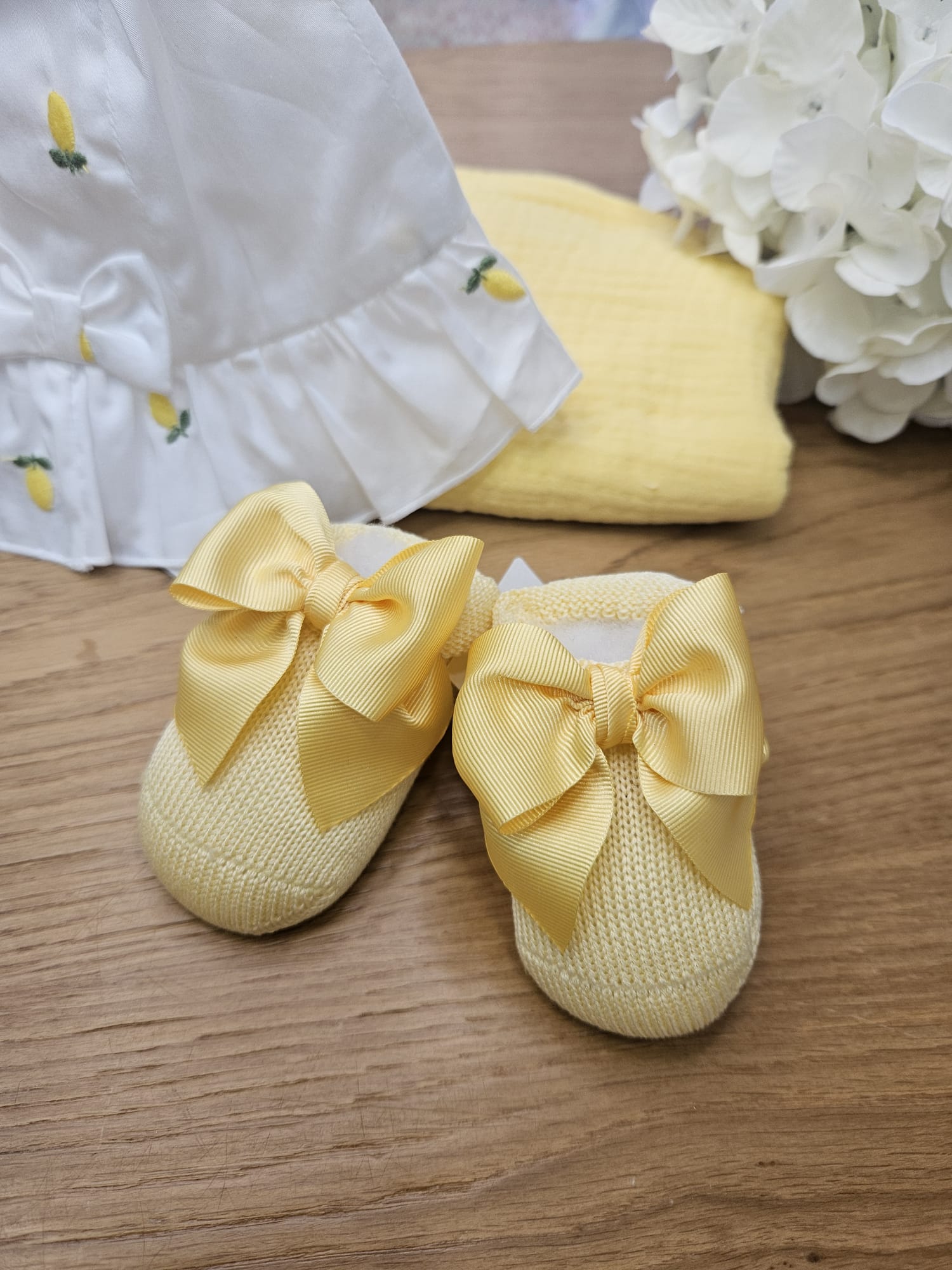 Scarpine neonato in filo di cotone giallo con fiocco
