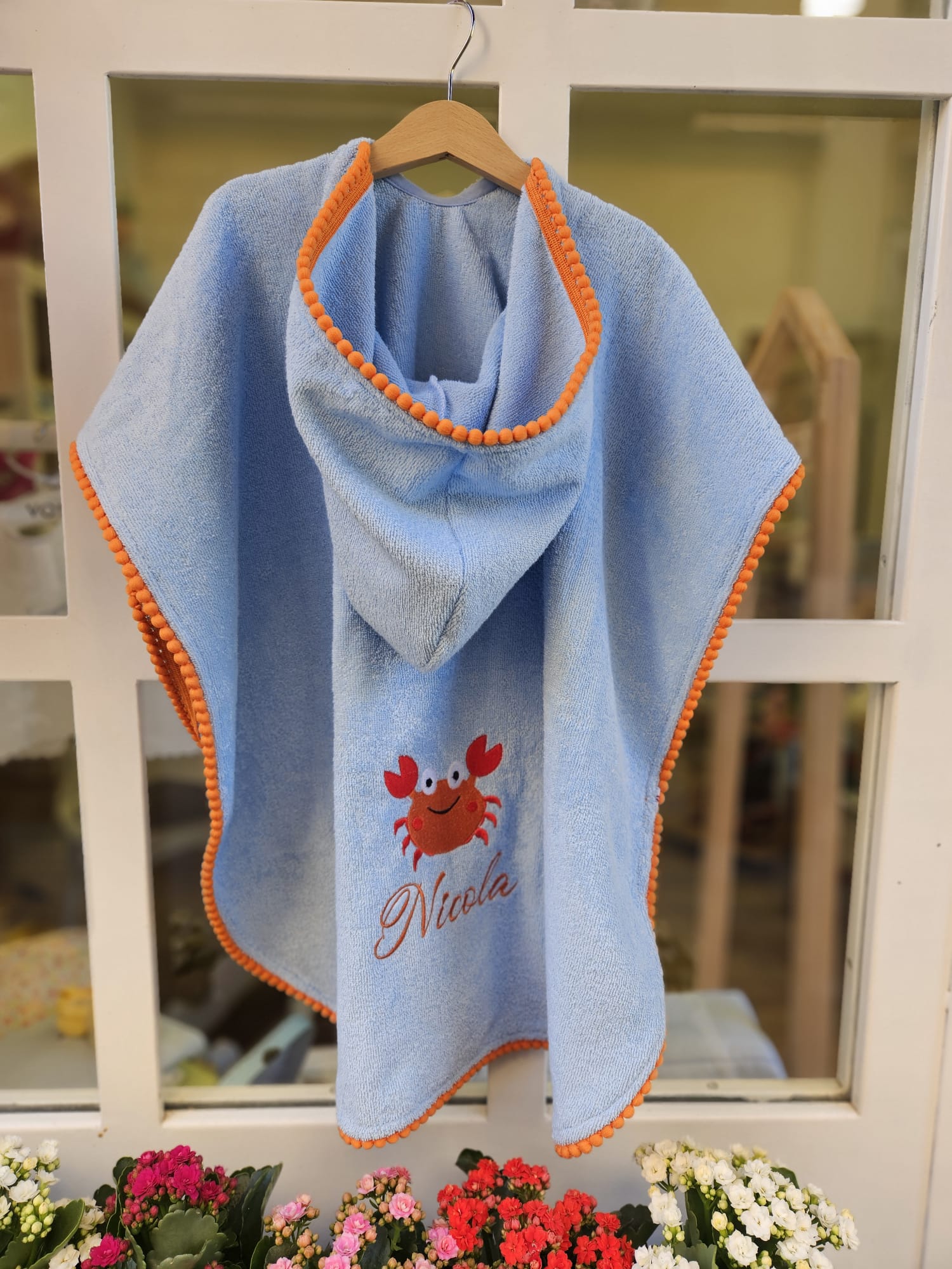 Accappatoio poncho in spugna di cotone e pon pon