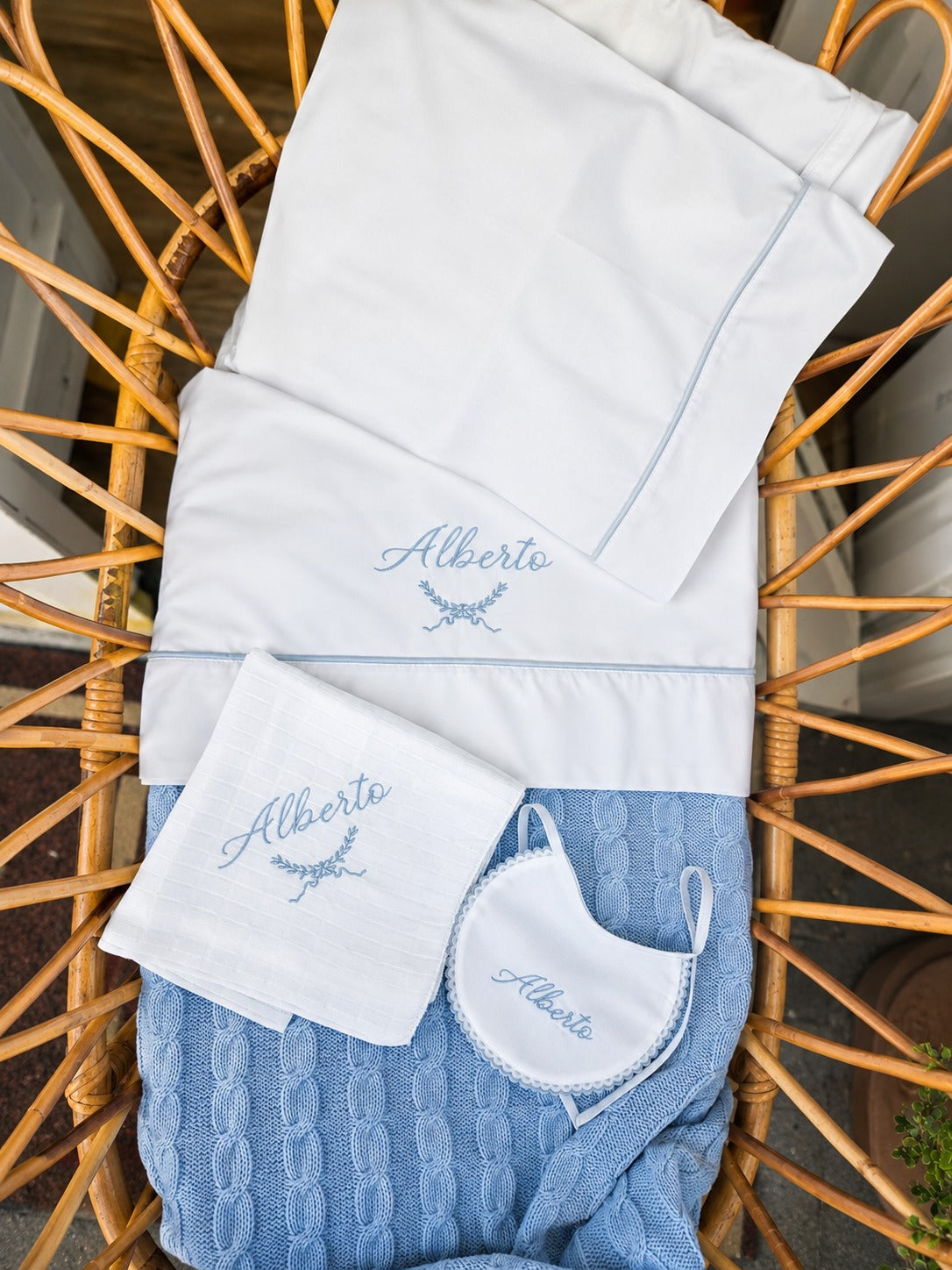 Coordinato lenzuola in cotone bianco con bavaglino e quadrato