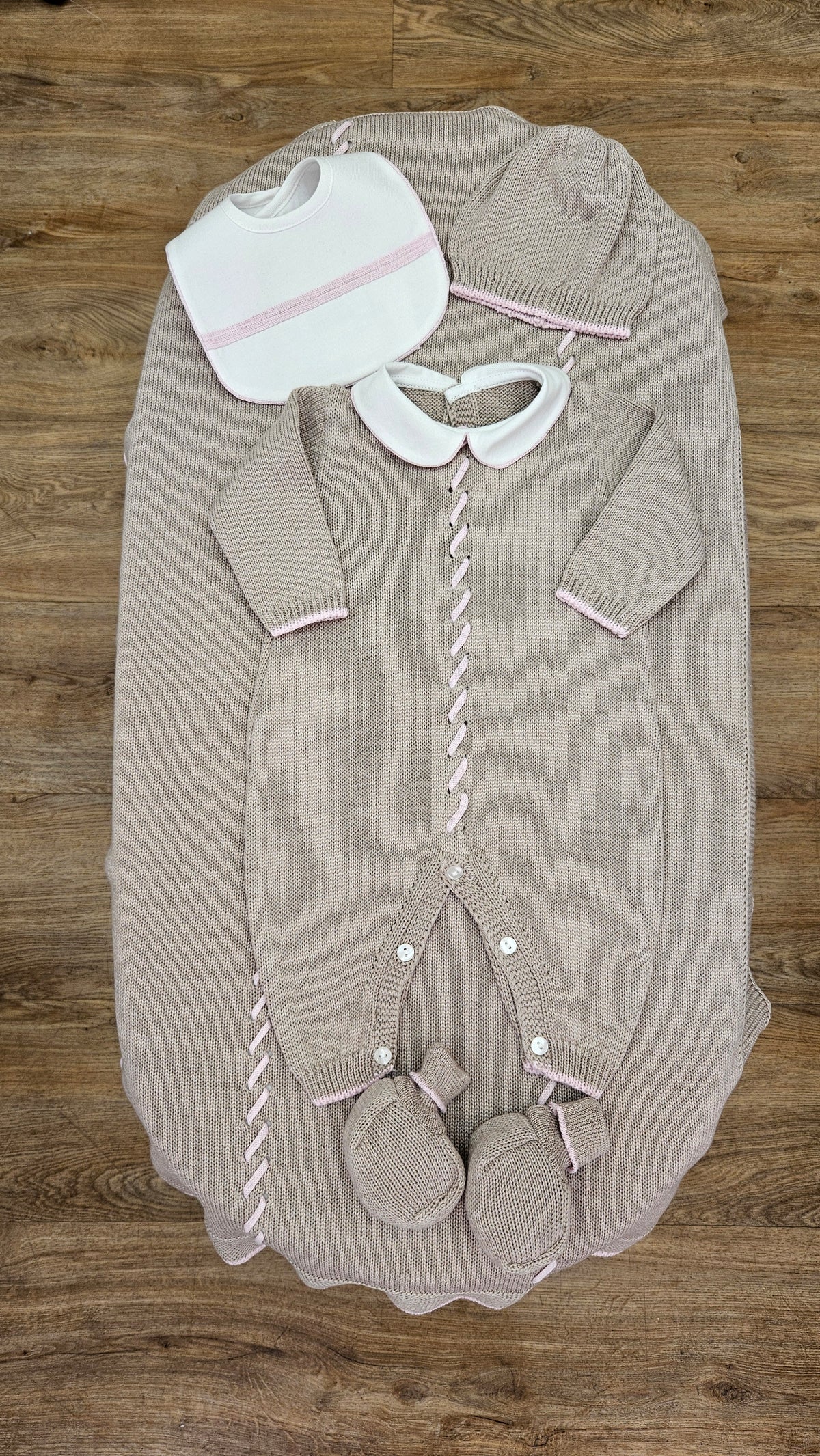 Set Nascita in Lana Tortora e Rosa – Tutina, Copertina, Cappellino e Scarpine