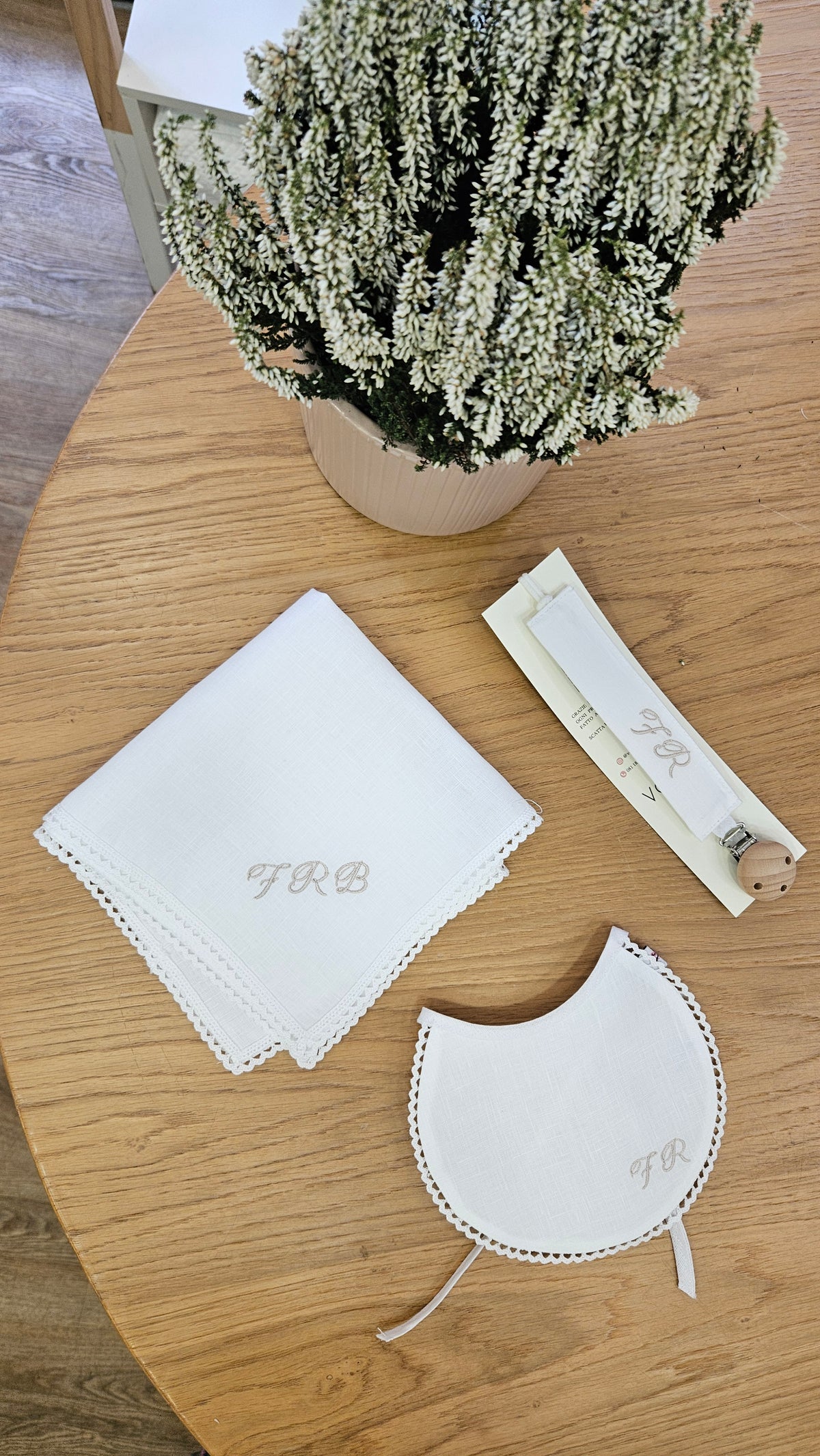 Set Battesimo Bavaglino, Fazzoletto e Portaciuccio in Lino con Merlettino