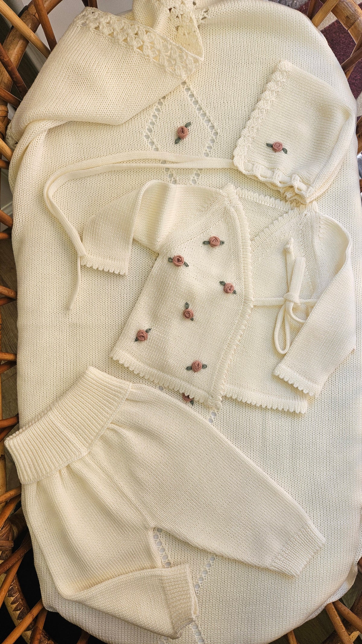 Completo in lana merinos, cuffietta, scaldacuore con pantaloni e copertina