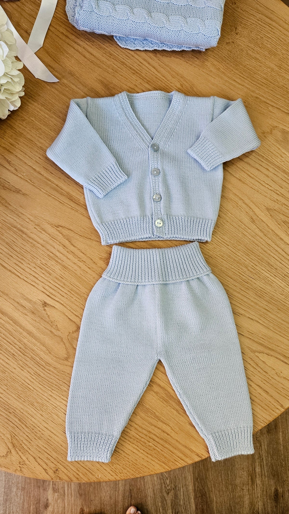 Completo in lana merinos, cardigan con pantaloni e copertina