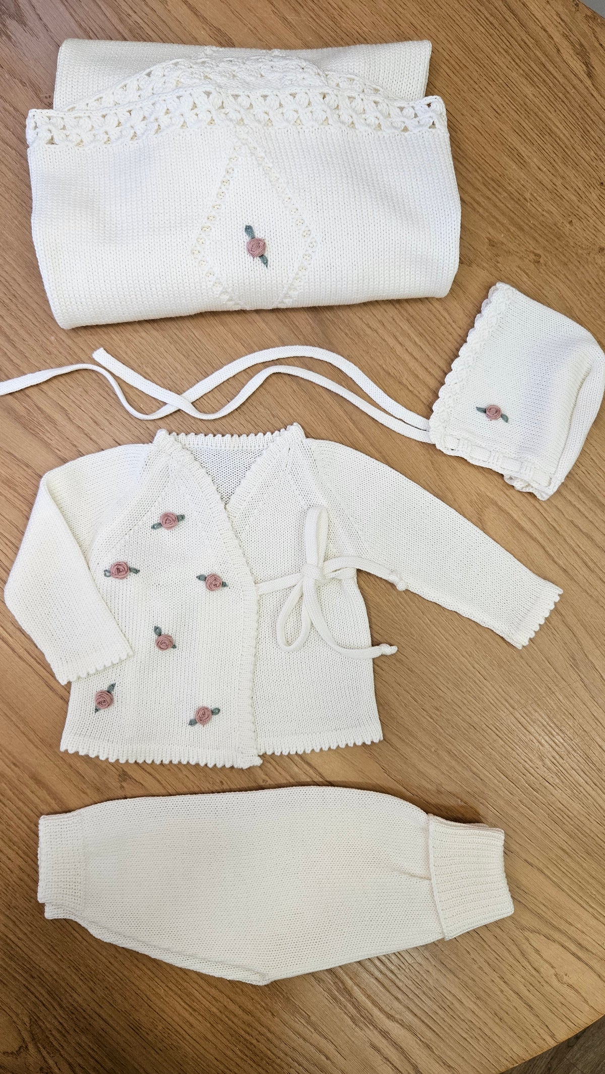 Completo in lana merinos, cuffietta, scaldacuore con pantaloni e copertina