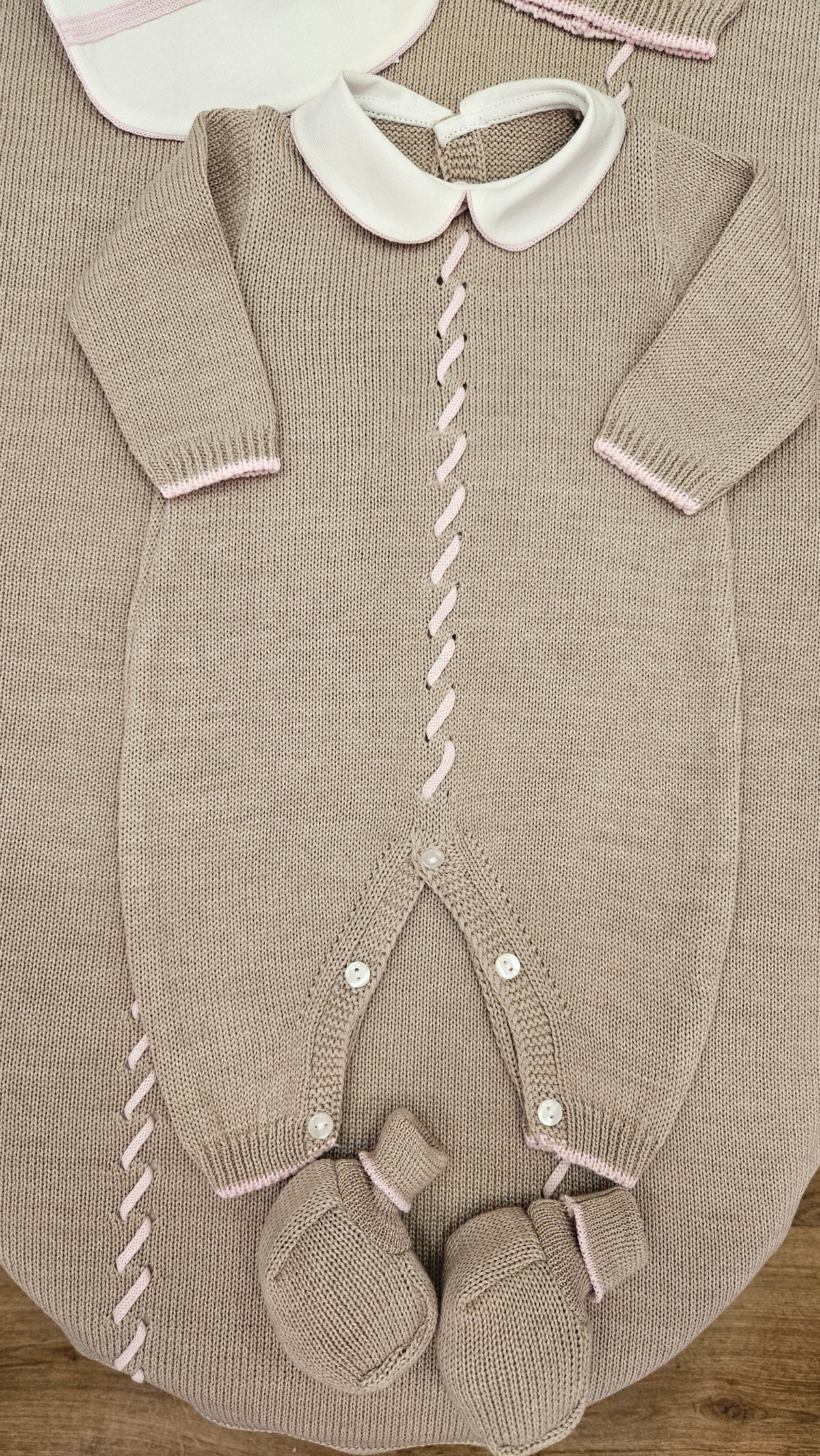 Set Nascita in Lana Tortora e Rosa – Tutina, Copertina, Cappellino e Scarpine