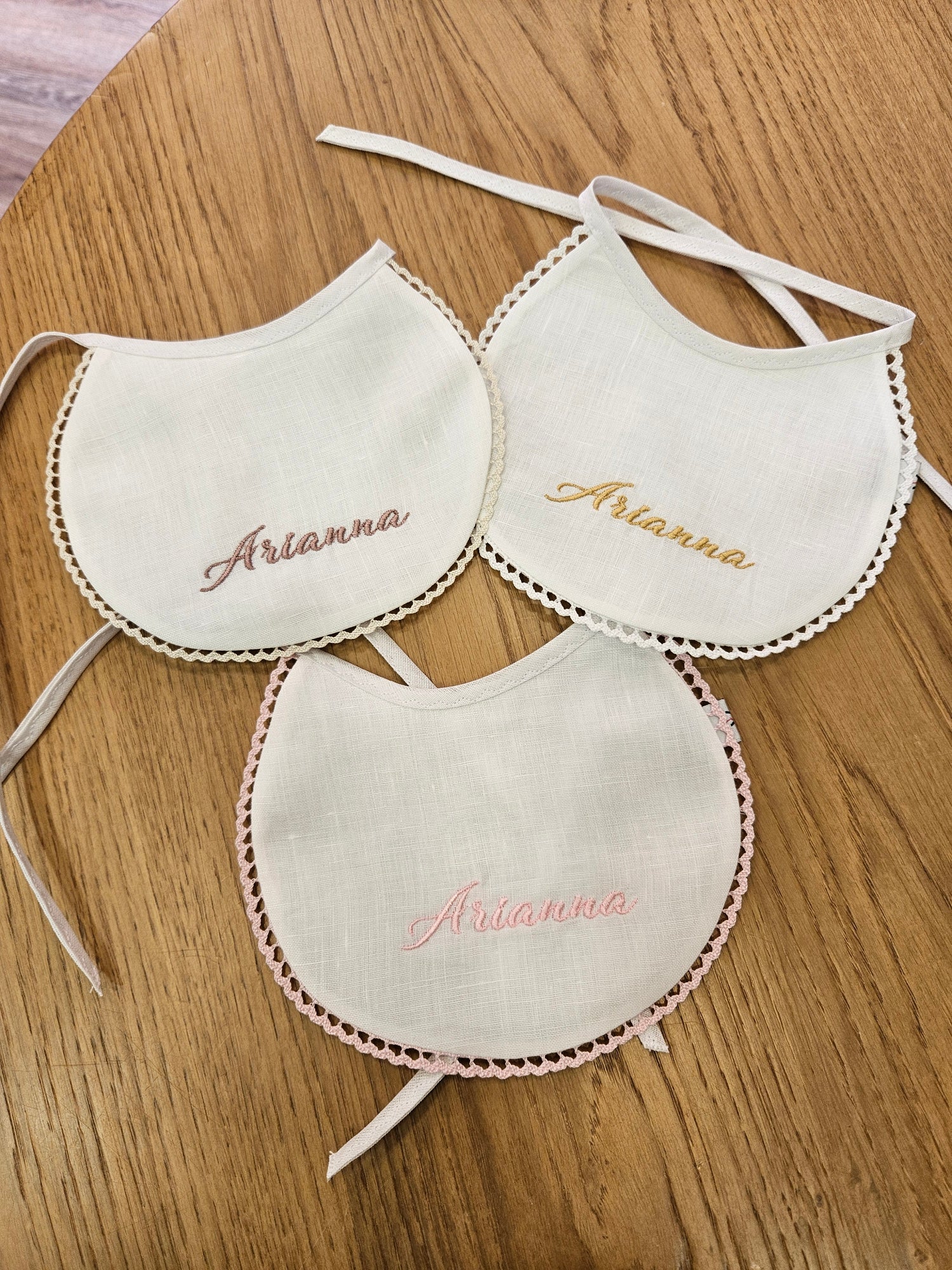 Tre bavaglini in puro lino bianco con merlettino