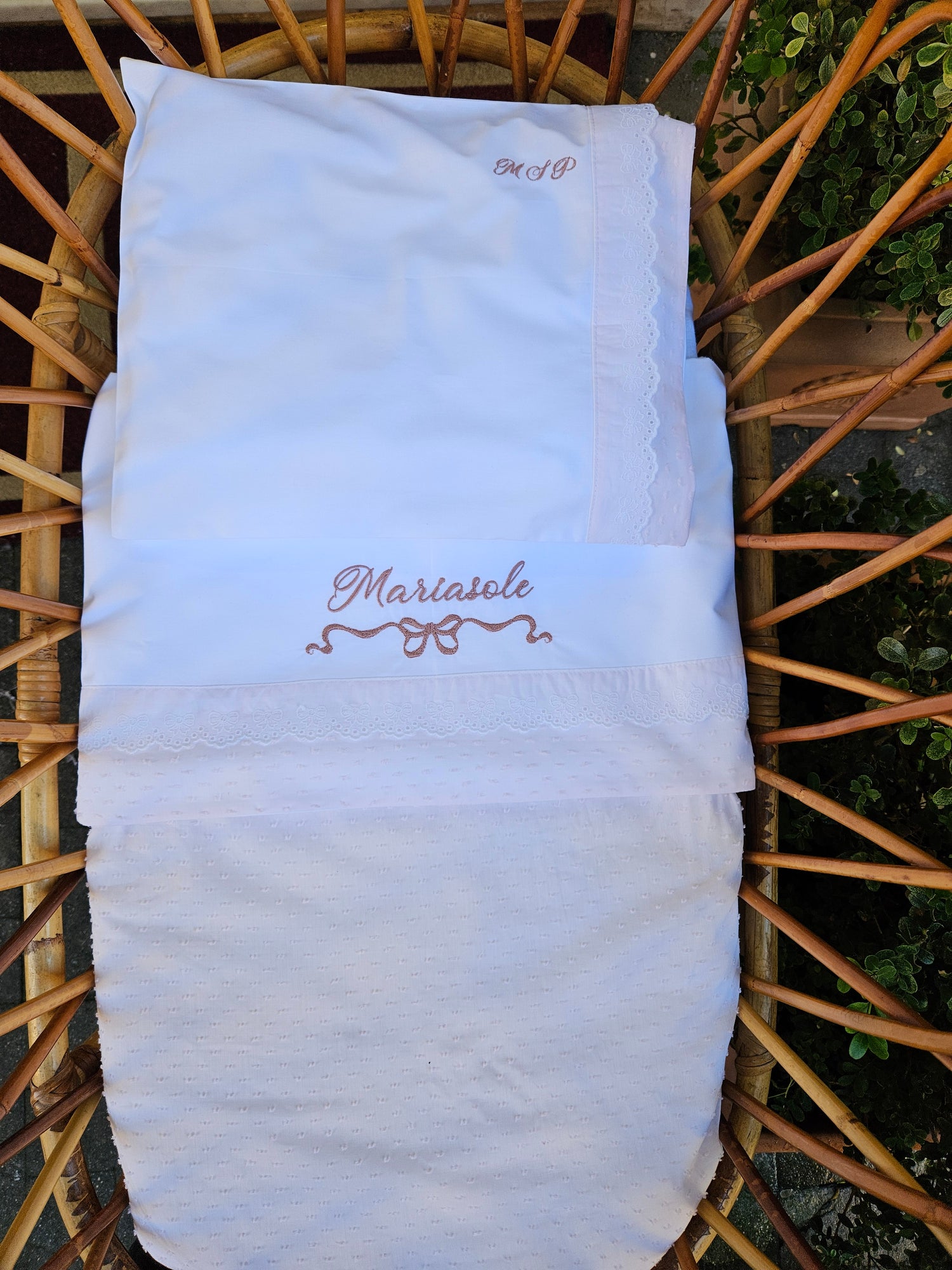 Lenzuolino personalizzato con fascia in plumetis e sangallo