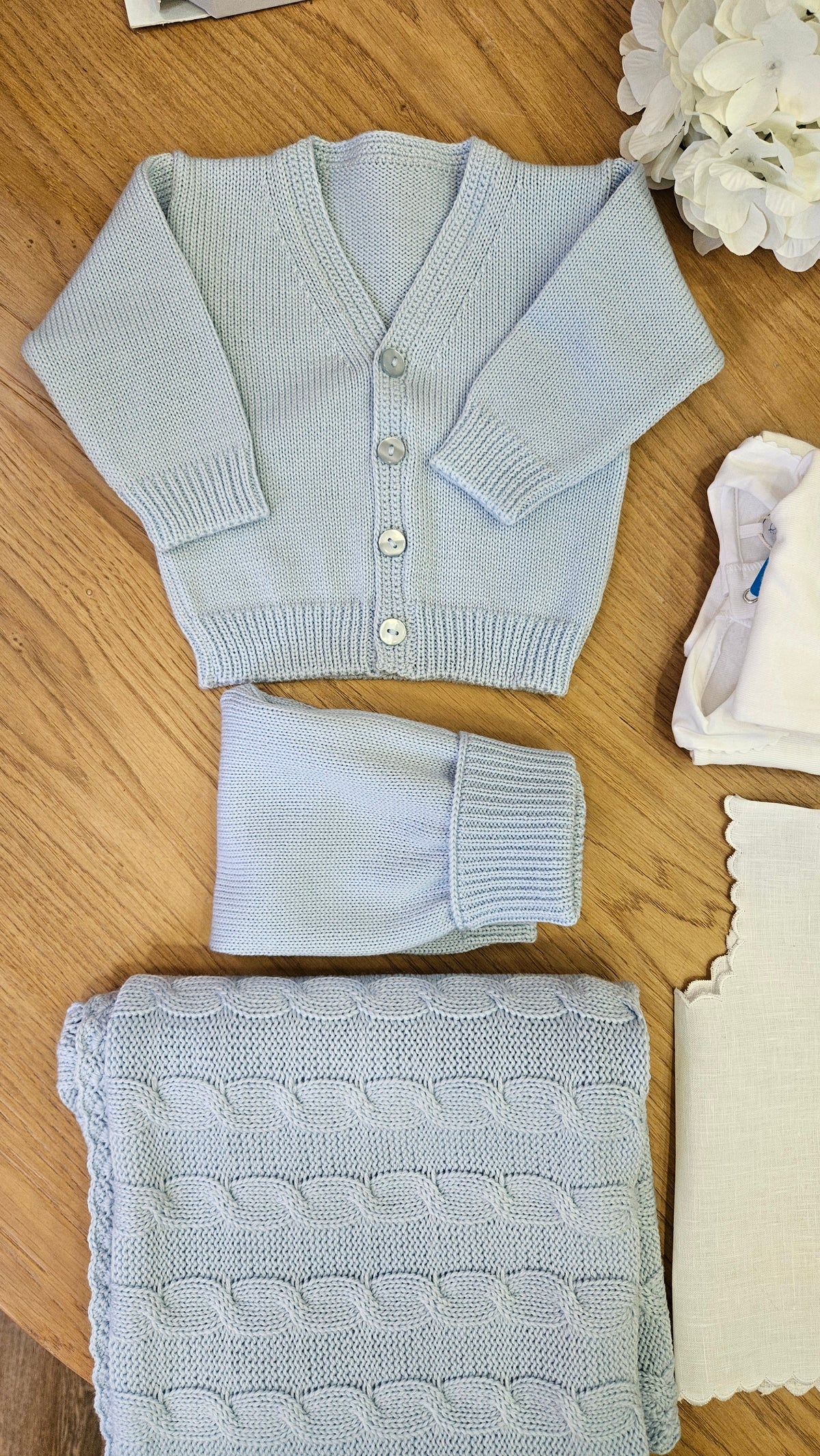 Completo in lana merinos, cardigan con pantaloni e copertina